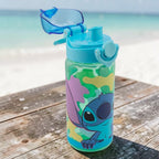 Botella de plástico Magia Nostálgica de 500 ml con diseño de Stitch, tapa azul con popote y agarradera integrada.