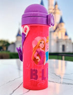 Botella de plástico Magia Nostálgica de 500ml con diseño de princesas Disney, tapa morada, popote y correa ajustable.