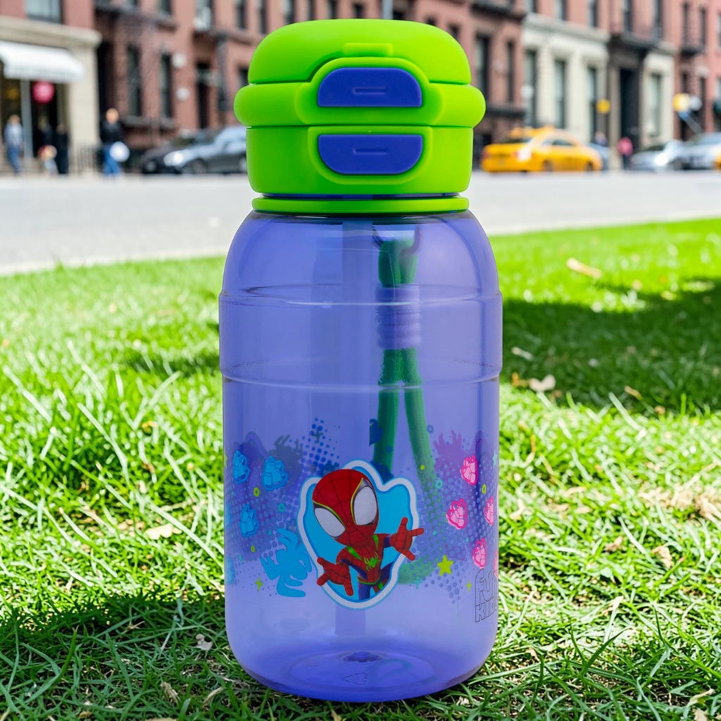 Botella de plástico Magia Nostálgica de 680ml con diseño de Spidey, tapa verde, popote y agarradera de tela.