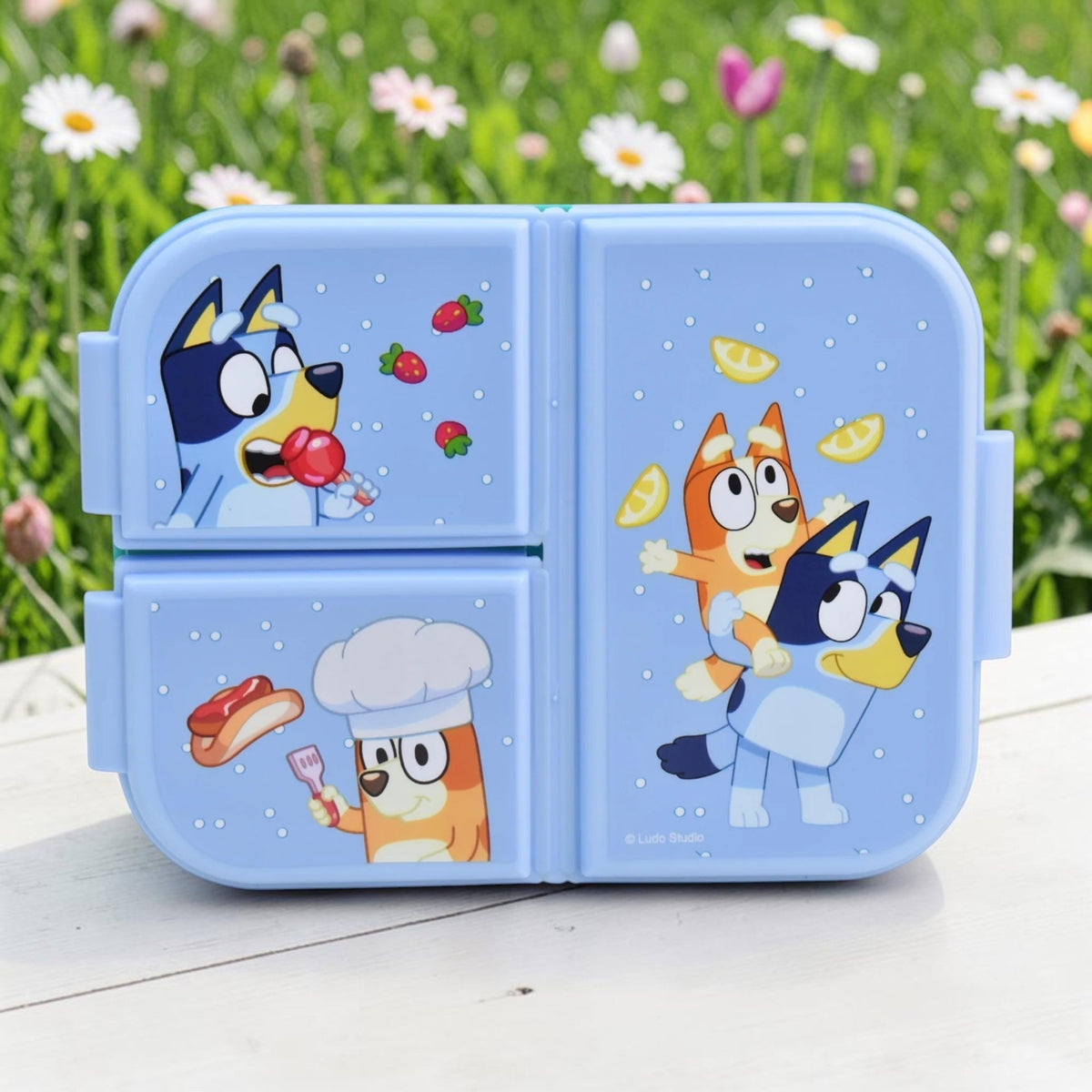 Contenedor de plástico Magia Nostálgica con diseño de Bluey, 3 divisiones y color azul claro para lonches infantiles.