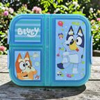 Contenedor de plástico Magia Nostálgica con diseño de Bluey, tres divisiones independientes y cierres herméticos.