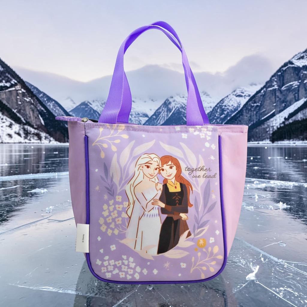 Lonchera Magia Nostálgica morada de Frozen con Elsa y Anna, ideal para llevar snacks con estilo temático.