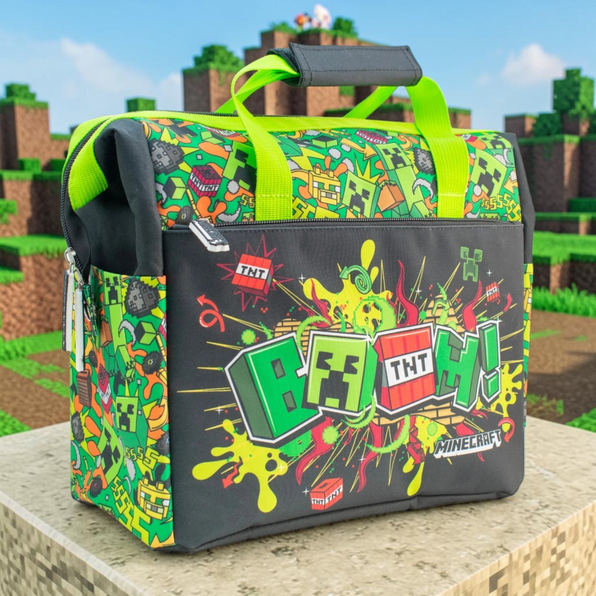 Lonchera Magia Nostálgica de Minecraft en verde y negro con diseño de dinamita y texto Boom y dos asas de transporte
