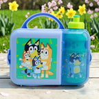 Lonchera de plástico azul Magia Nostálgica con diseño de Bluey, incluye botella deportiva y asa ergonómica.