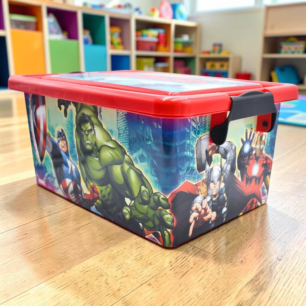Organizador de plástico Magia Nostálgica de 7 litros con diseño estampado de los Avengers y tapa roja de cierre seguro