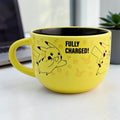 Magia Nostálgica taza de cerámica jumbo en color amarillo con diseño de Pikachu y el texto Fully Charged, interior negro.