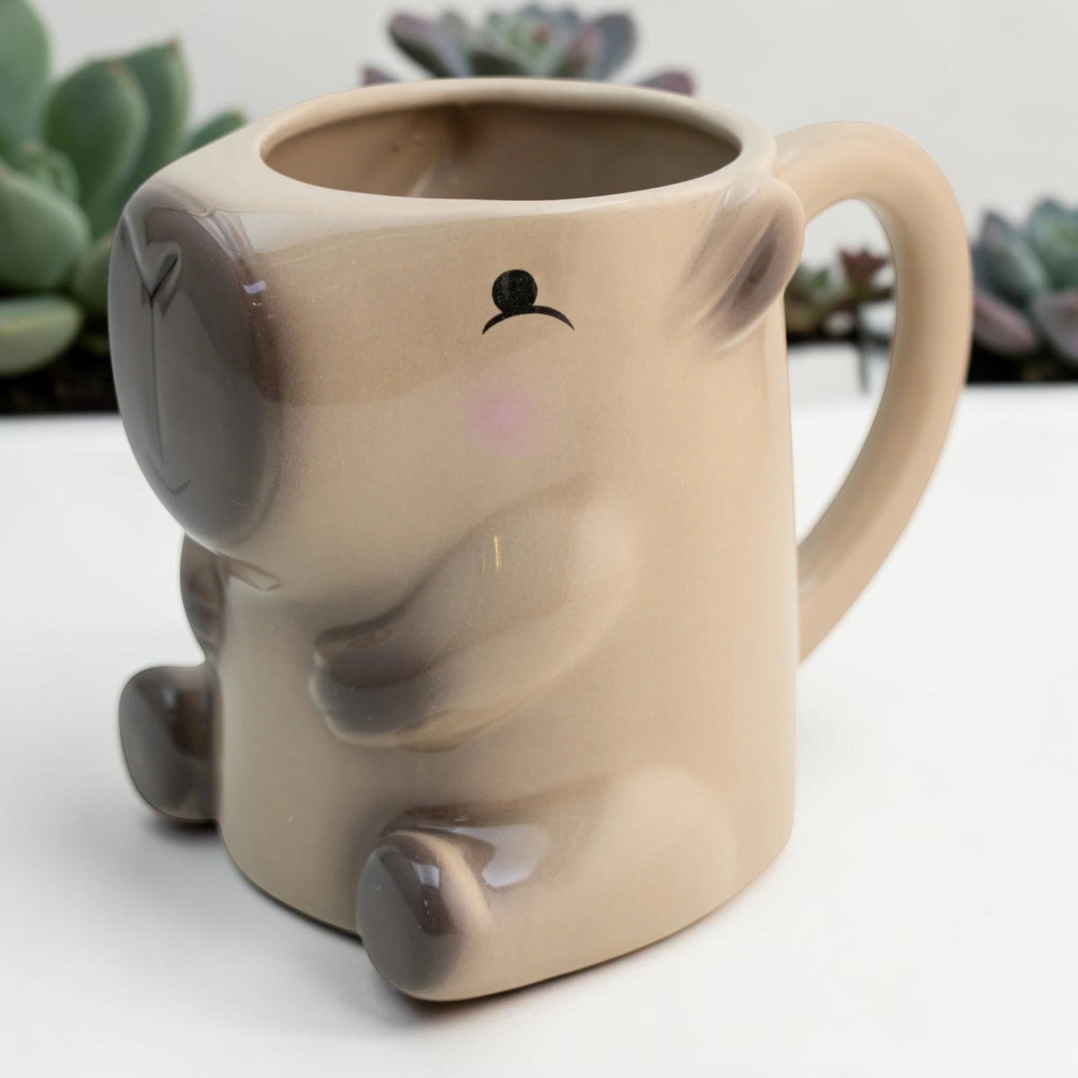 Taza de cerámica 3D con forma de capibara color beige de Magia Nostálgica, capacidad de 400 ml con acabado brillante.