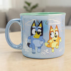Taza de cerámica iridiscente Magia Nostálgica con diseño de Bluey y Bingo en color azul brillante de 430ml