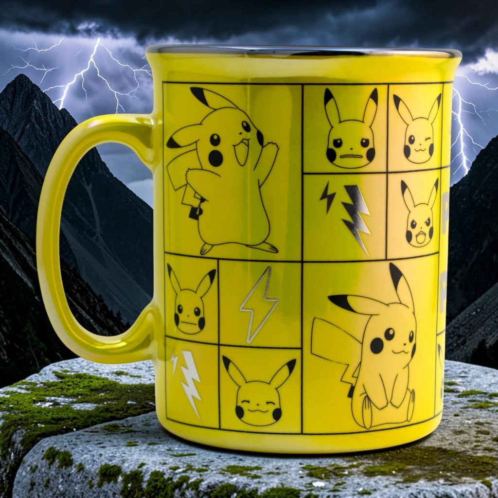 Taza jumbo de cerámica Magia Nostálgica color amarillo con diseño iridiscente de Pikachu y expresiones de Pokémon