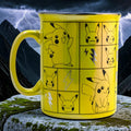 Taza jumbo de cerámica Magia Nostálgica color amarillo con diseño iridiscente de Pikachu y expresiones de Pokémon