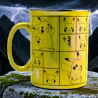 Taza jumbo de cerámica Magia Nostálgica color amarillo con diseño iridiscente de Pikachu y expresiones de Pokémon
