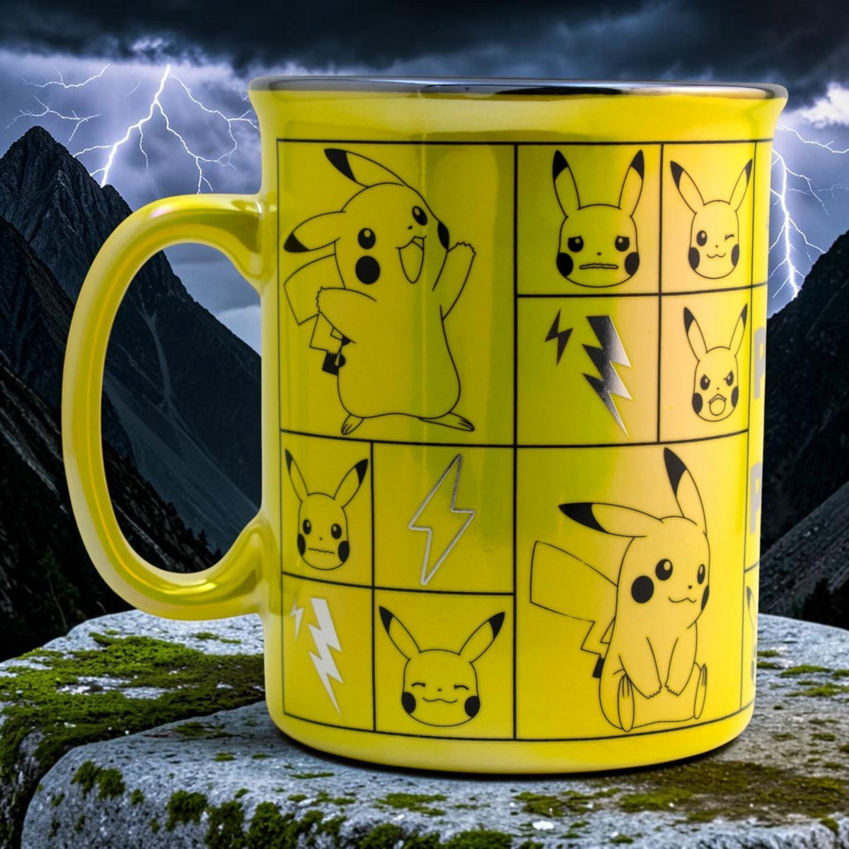 Taza jumbo de cerámica Magia Nostálgica color amarillo con diseño iridiscente de Pikachu y expresiones de Pokémon