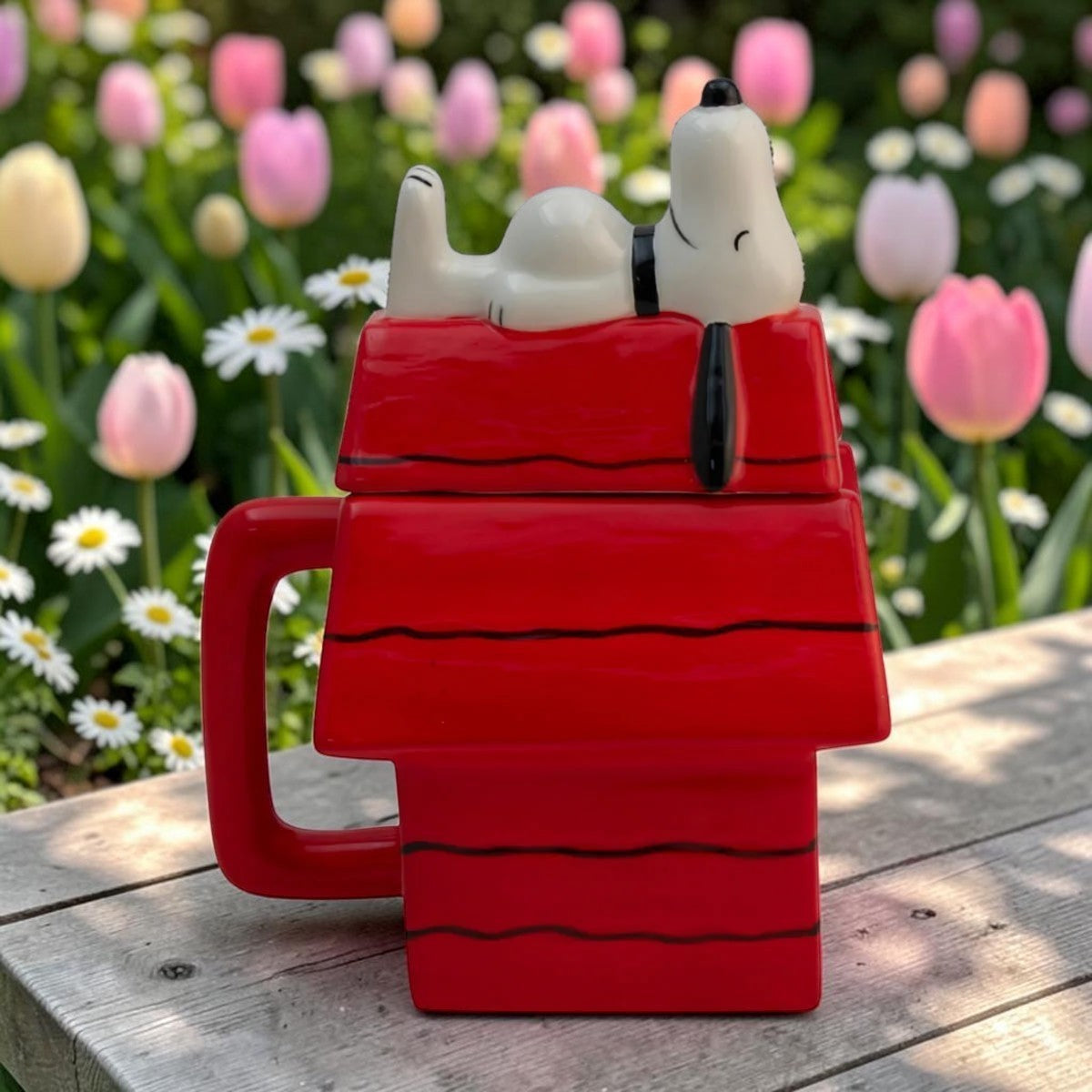 Taza de cerámica 3D Magia Nostálgica con diseño de la casa roja de Snoopy y tapa, sobre una mesa en un jardín