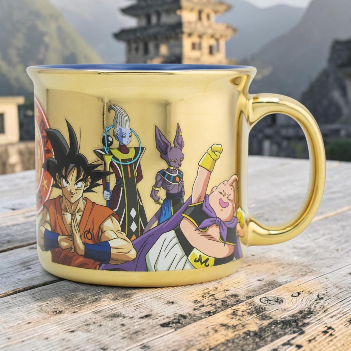 Taza de cerámica iridiscente Magia Nostálgica con diseño de personajes de Dragon Ball Super y acabado dorado brillante.