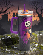Termo Magia Nostálgica de acero inoxidable 1.2L con diseño de Jack Skellington, asa ergonómica y popote morado.