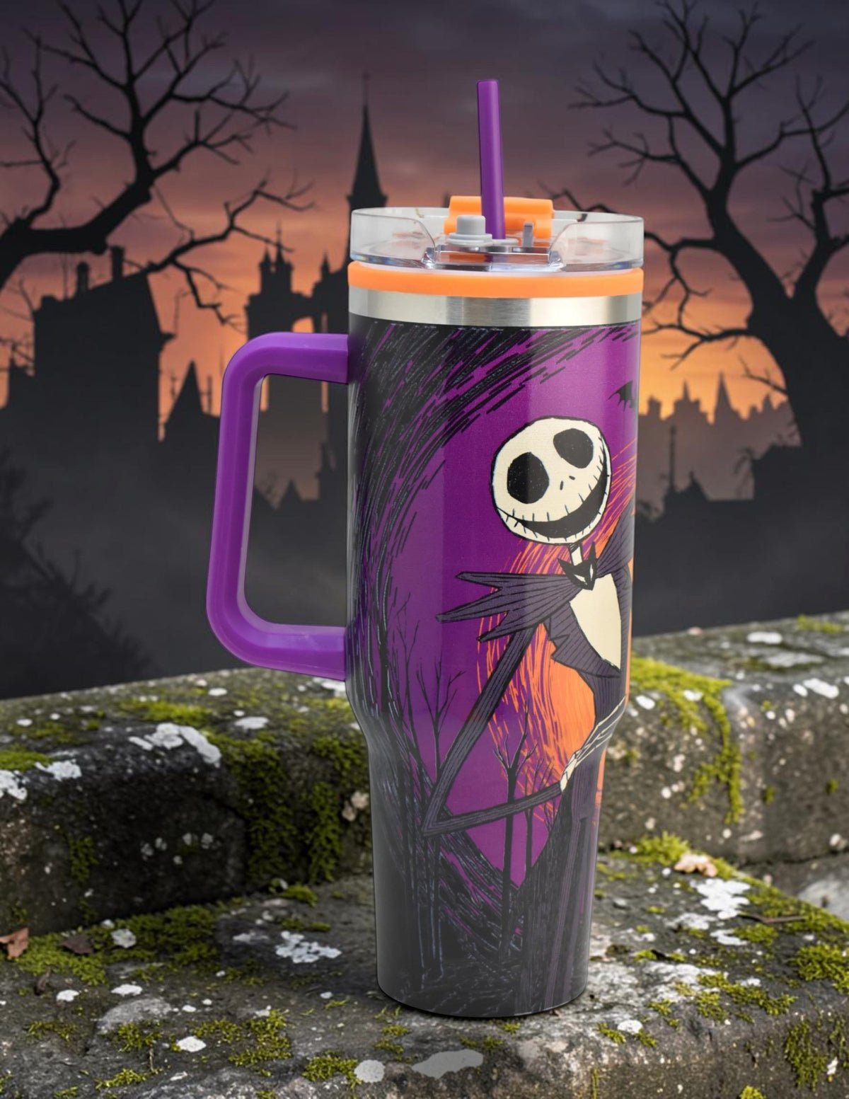 Termo Magia Nostálgica de acero inoxidable 1.2L con diseño de Jack Skellington, asa ergonómica y popote morado.