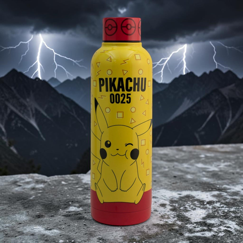 Termo de acero inoxidable Magia Nostálgica de 500ml con diseño amarillo de Pikachu y tapa roja en paisaje de montaña