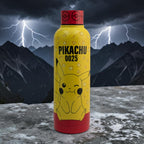 Termo de acero inoxidable Magia Nostálgica de 500ml con diseño amarillo de Pikachu y tapa roja en paisaje de montaña