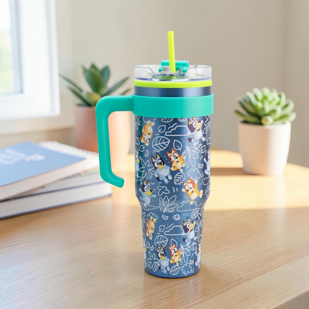 Termo Magia Nostálgica de acero inoxidable azul con estampado de Bluey, asa verde, tapa hermética y popote incluido.