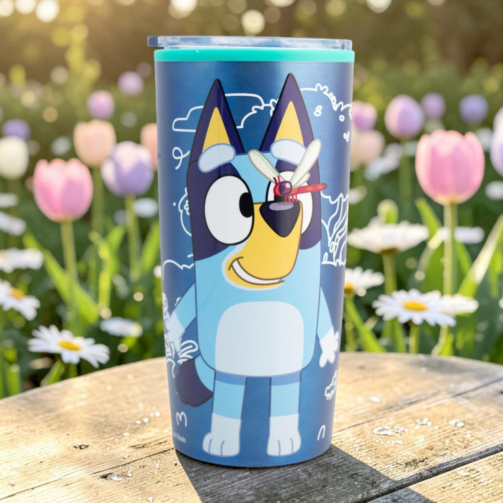 Termo Magia Nostálgica de acero inoxidable con diseño de Bluey, 500ml, doble pared y tapa deslizable en jardín.