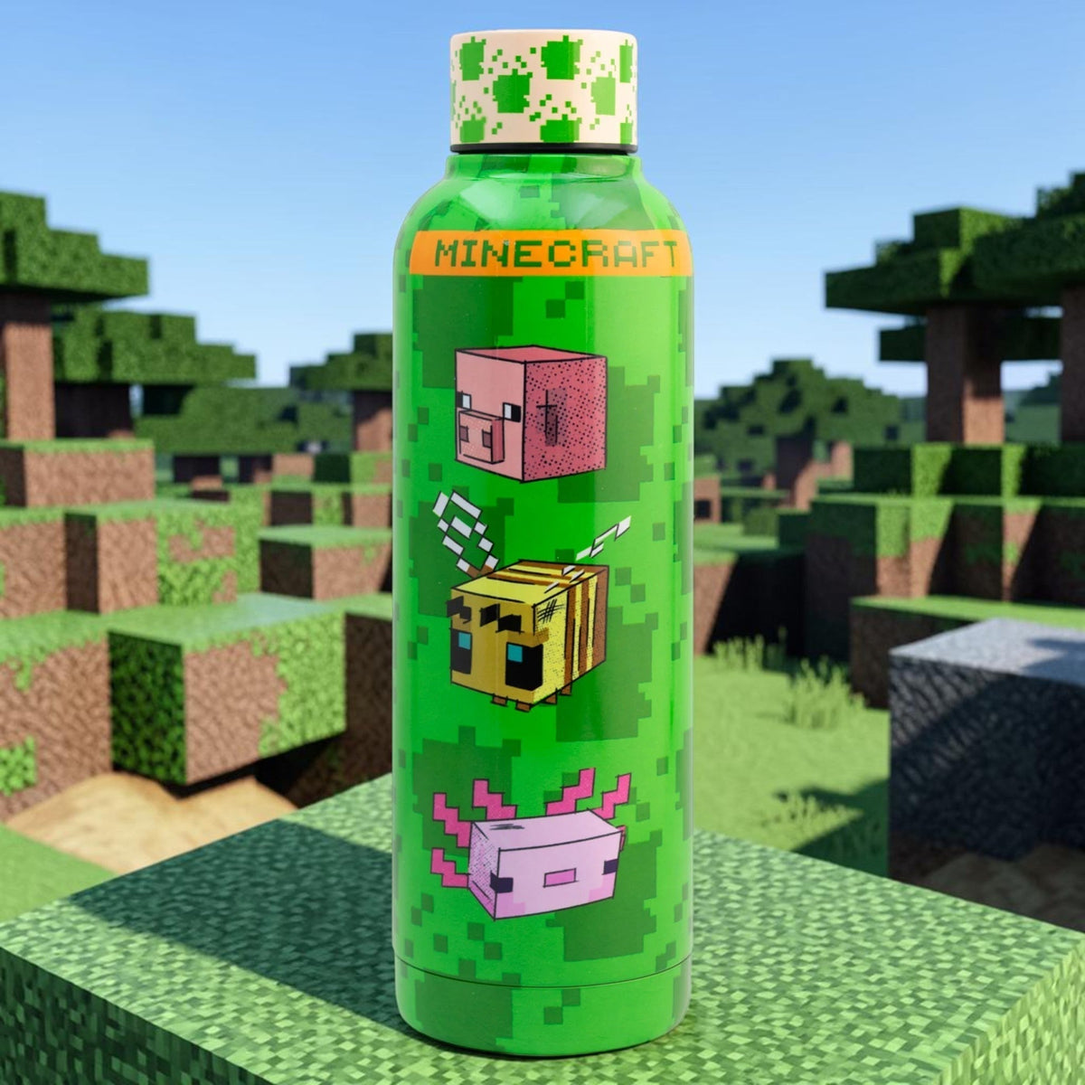 Termo de acero inoxidable Magia Nostálgica de 500ml con diseño de Minecraft, personajes y tapa de rosca hermética.