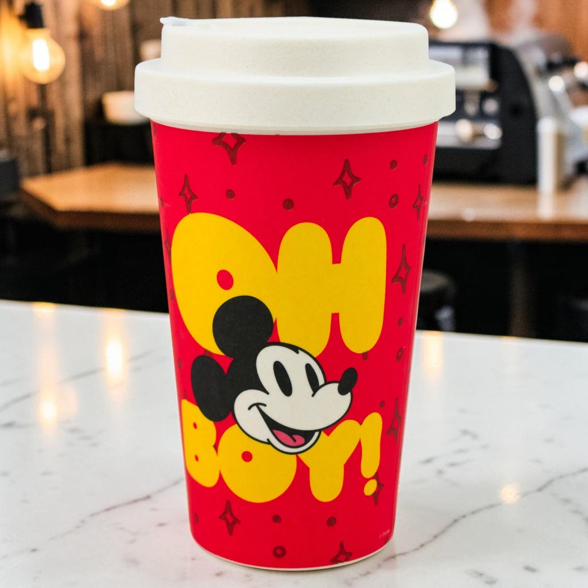 Vaso Magia Nostálgica de Mickey Mouse color rojo con tapa blanca y diseño de Oh Boy para café de 565ml
