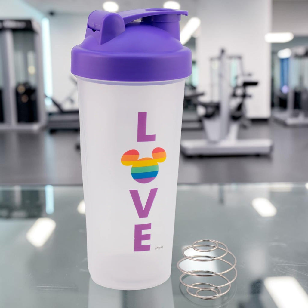 Vaso shaker Magia Nostálgica Disney Pride de 600ml con diseño Love y silueta de Mickey arcoíris, incluye bola mezcladora